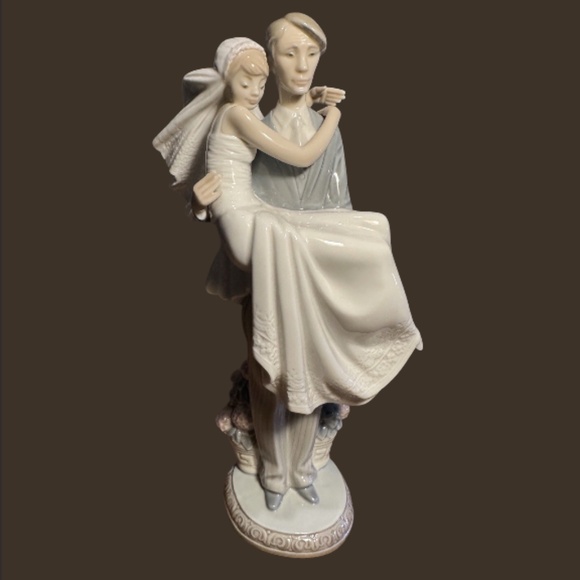 Lladro Figurine #5282 Over the Threshold - Wedding Couple/Bride & Groom 10.25" - Picture 1 of 7